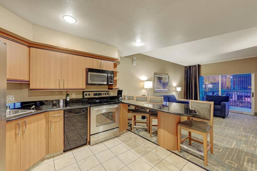 Ultimate Las Vegas Getaway One Bedroom Suite With Balcony, Kitchen, Gym, Pool & Free Parking Exterior foto